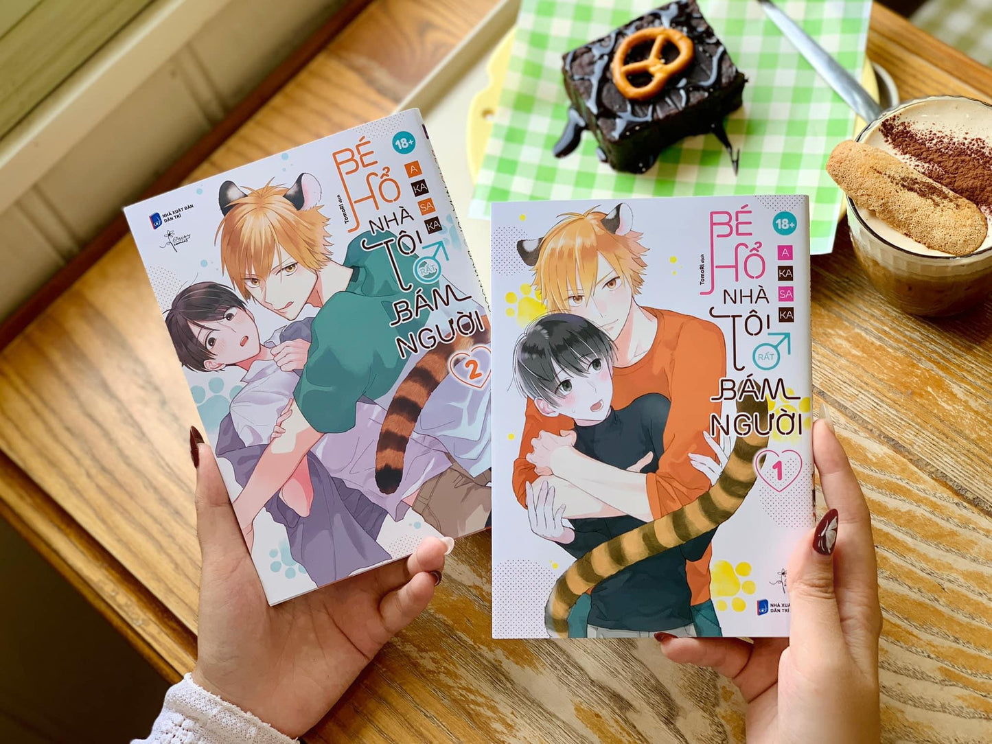Bé Hổ Nhà Tôi Rất Bám Người - Tập 1 + Tập 2 - AKASAKA - Đam Mỹ