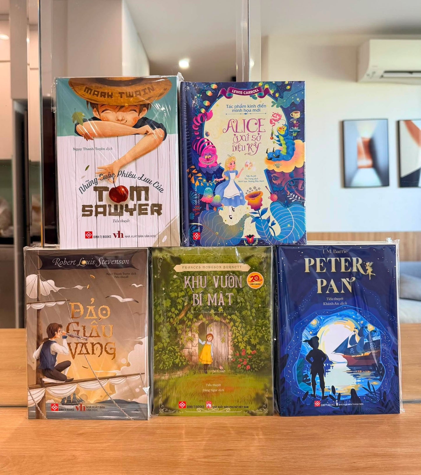 Văn học kinh điển dành cho thiếu niên (Translated literature classics in Vietnamse) Peter Pan, Đảo giấu vàng, Khu vườn bí mật, Những cuộc phiêu lưu của Tom Sawyer, Alice ở xứ sở diệu kỳ