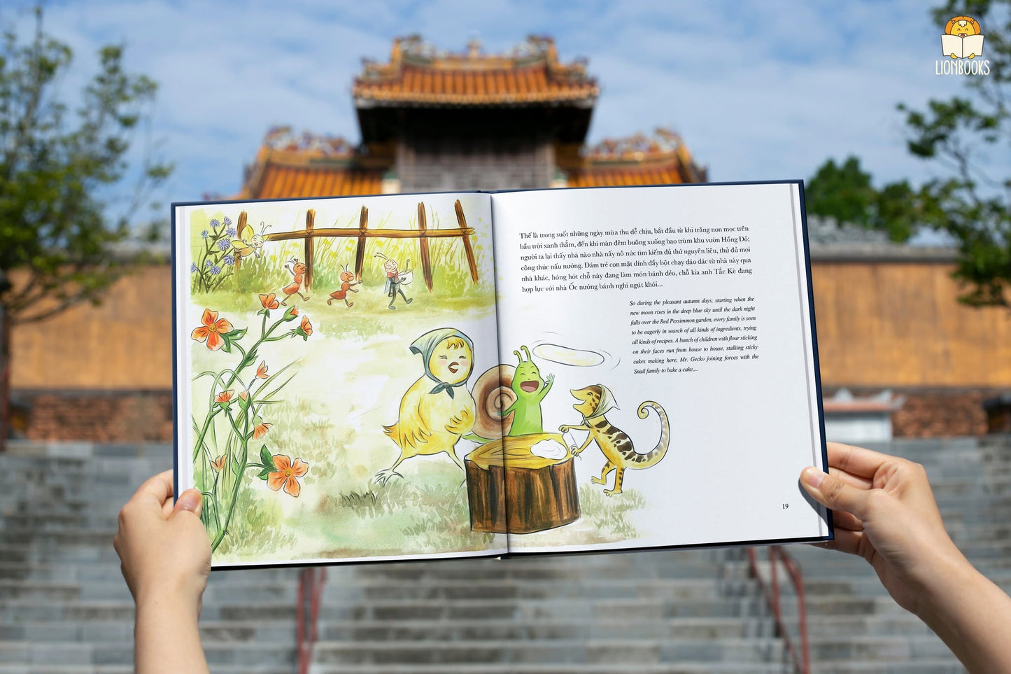 Một mùa trăng ướt [Sách song ngữ về Trung Thu] A bilingual Vietnamese English book about MidAutumn Festival (Copy)