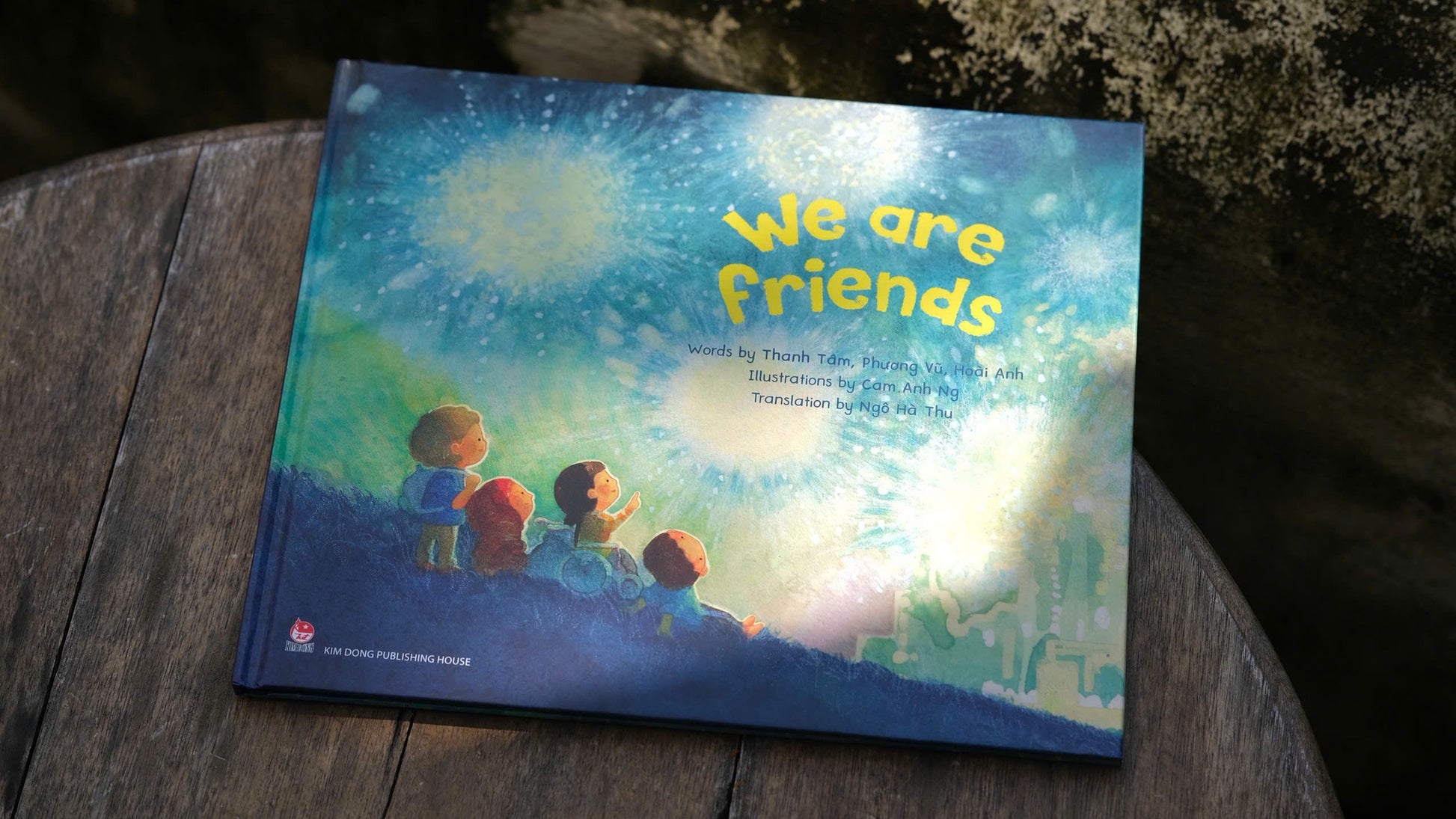 We are friends Chúng mình là bạn (A great book about friendship in Vietnamese language and English language)