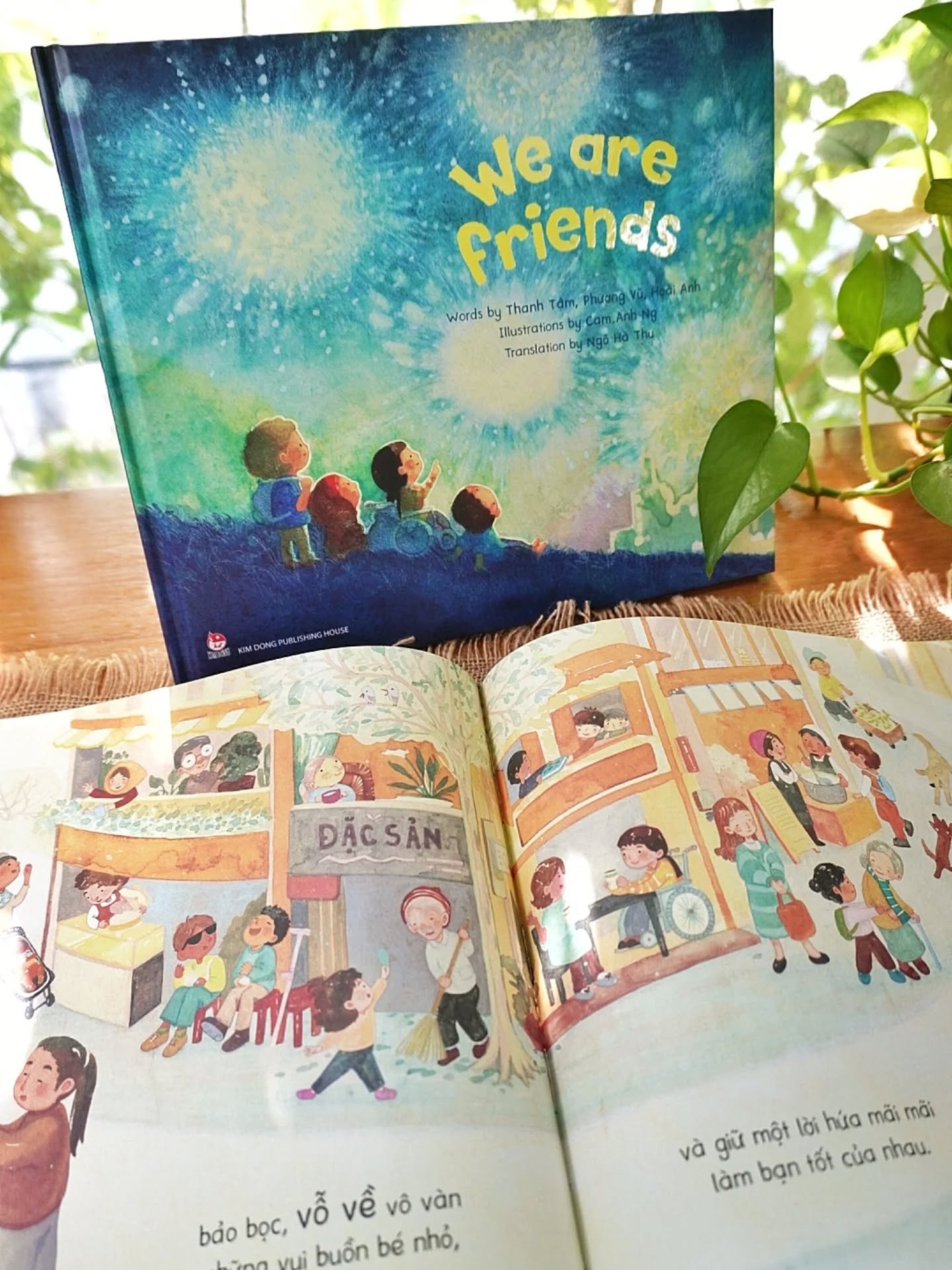 We are friends Chúng mình là bạn (A great book about friendship in Vietnamese language and English language)