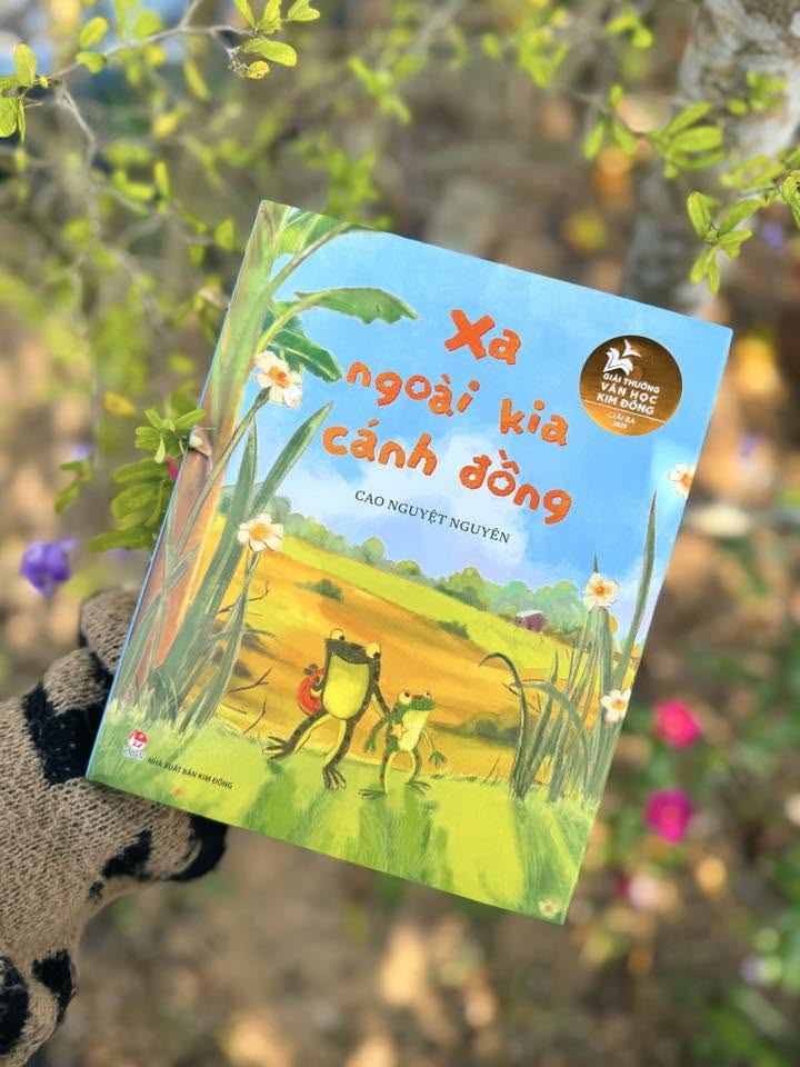 Xa ngoài kia cánh đồng
