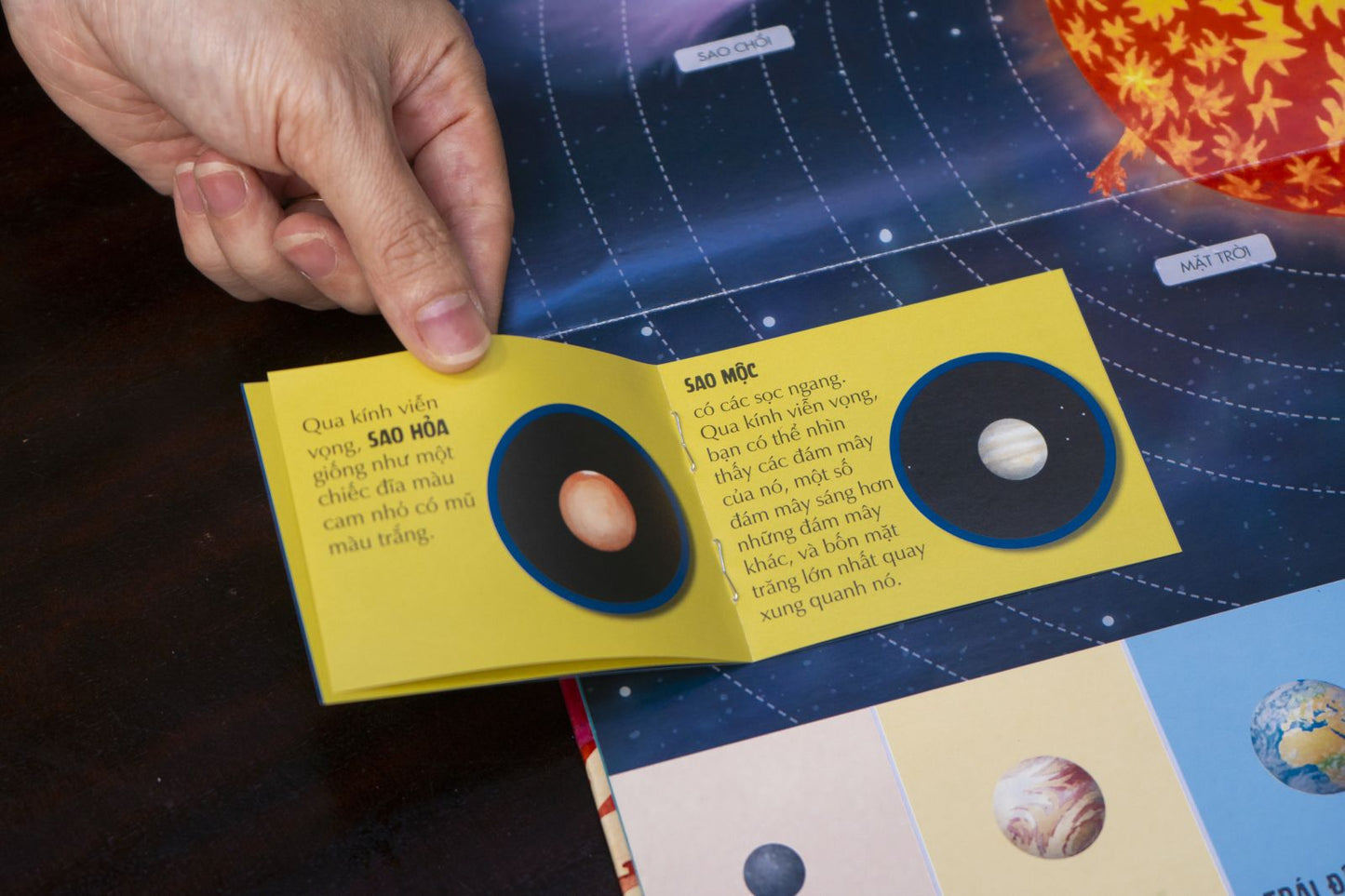 Atlas Vũ Trụ Khám phá vũ trụ bao la qua những trang gấp khổng lồ (Space Atlas in Vietnamese)