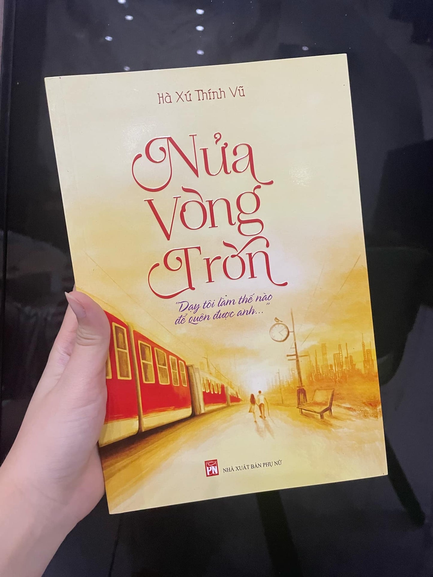 Nửa Vòng Tròn - Hà Xử Thính Vũ - Ngôn Tình