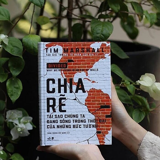 Chia Rẽ - Tại Sao Chúng Ta Đang Sống Trong Thời Đại Của Những Bức Tường - Bìa Cứng